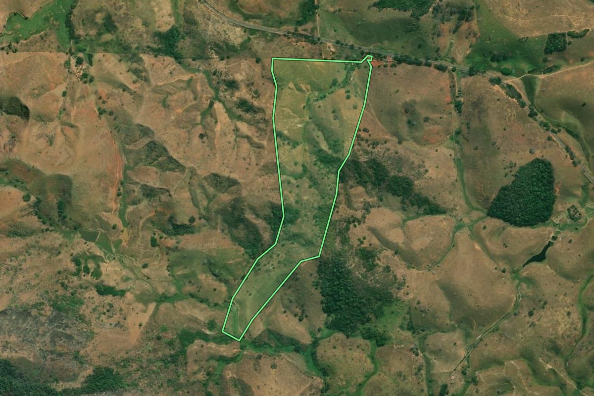 Imagem de satélite do imóvel rural em Campos dos Goytacazes (RJ), com o contorno declarado no CAR desenhado por cima.