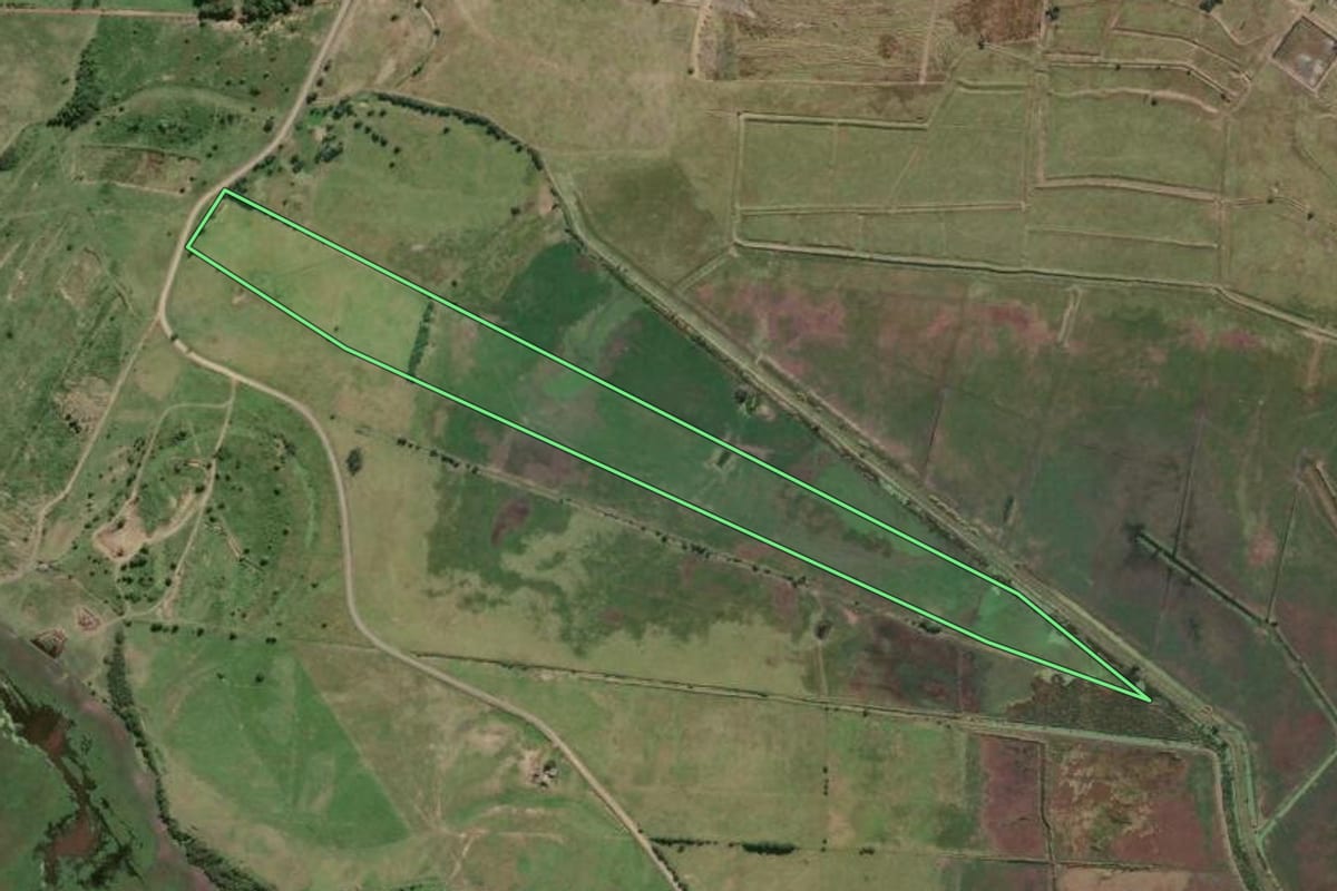 Imagem de satélite do imóvel rural em Campos dos Goytacazes (RJ), com o contorno declarado no CAR desenhado por cima.