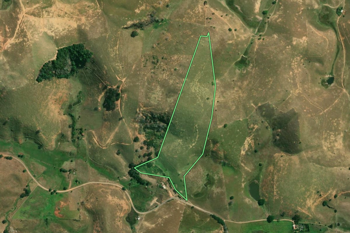 Imagem de satélite do imóvel rural em Campos dos Goytacazes (RJ), com o contorno declarado no CAR desenhado por cima.