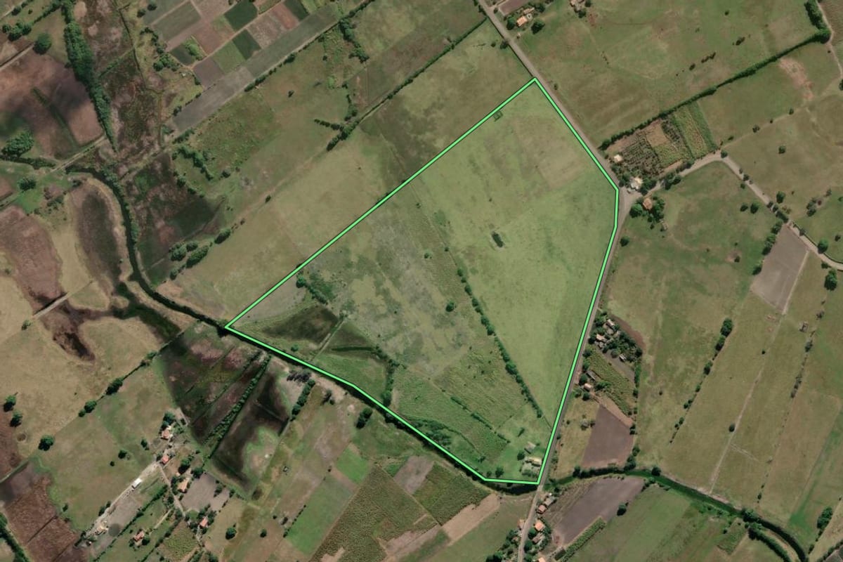 Imagem de satélite do imóvel rural em Campos dos Goytacazes (RJ), com o contorno declarado no CAR desenhado por cima.