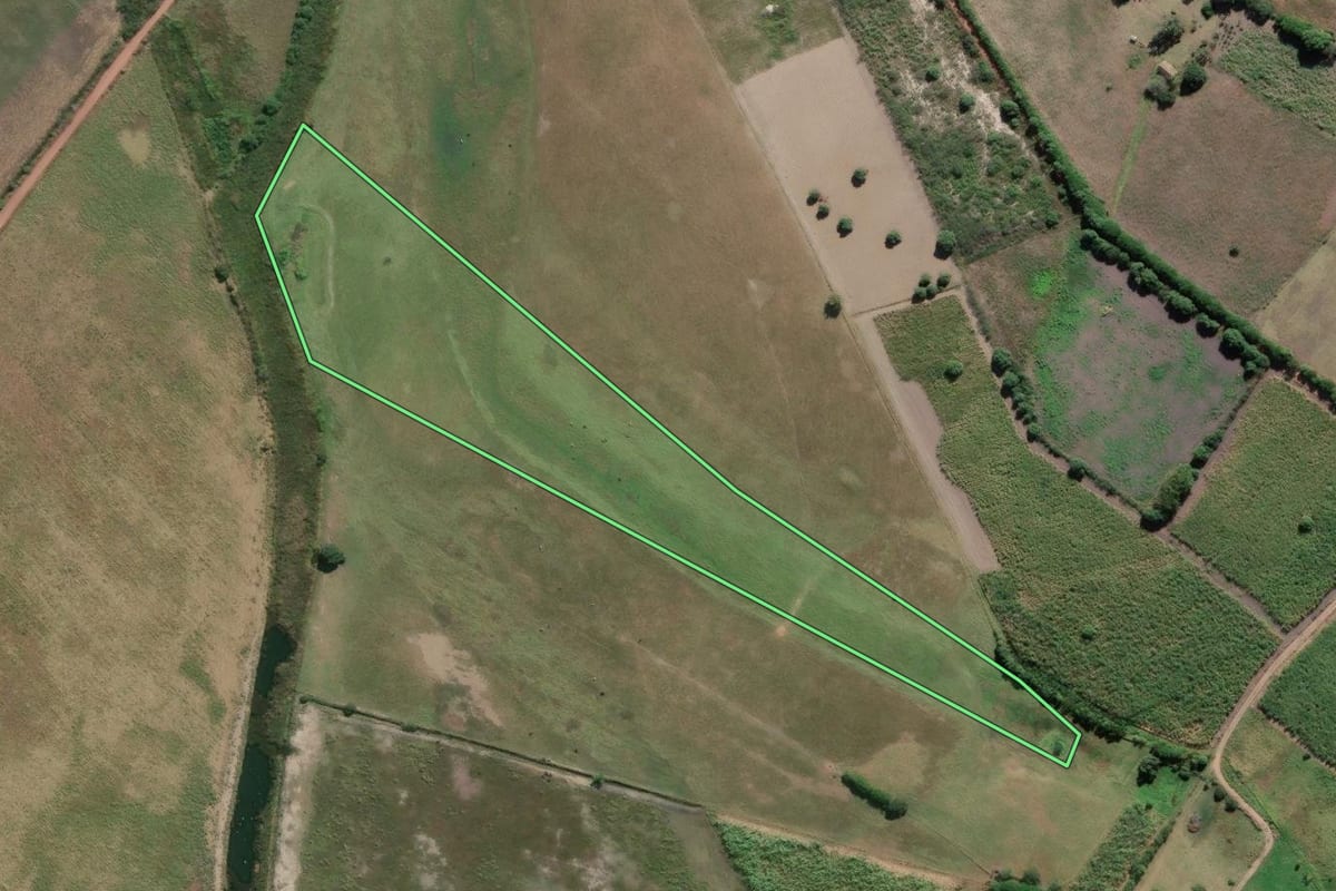 Imagem de satélite do imóvel rural em Campos dos Goytacazes (RJ), com o contorno declarado no CAR desenhado por cima.
