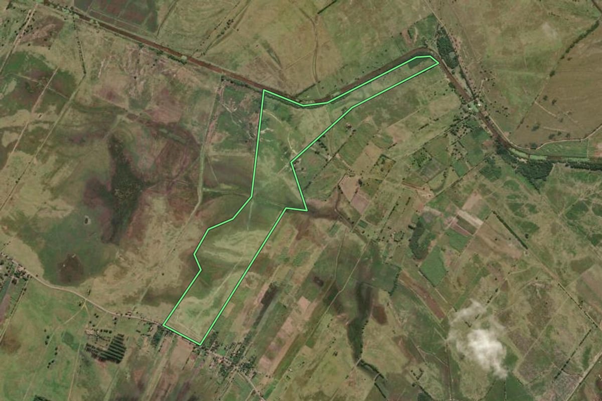 Imagem de satélite do imóvel rural em Campos dos Goytacazes (RJ), com o contorno declarado no CAR desenhado por cima.