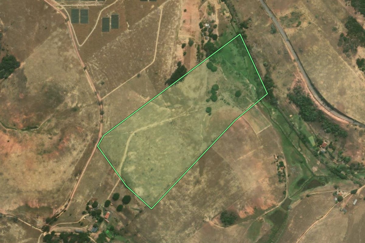 Imagem de satélite do imóvel rural em Campos dos Goytacazes (RJ), com o contorno declarado no CAR desenhado por cima.