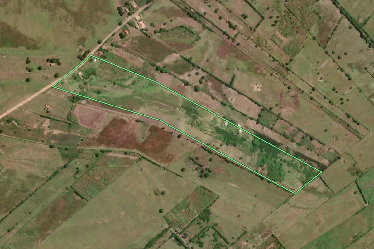 Imagem de satélite do imóvel rural em Campos dos Goytacazes (RJ), com o contorno declarado no CAR desenhado por cima.