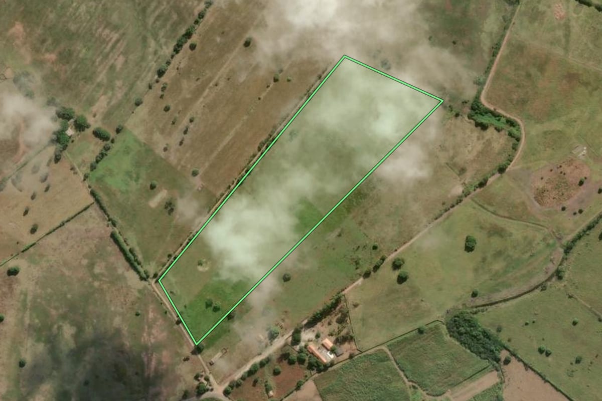 Imagem de satélite do imóvel rural em Campos dos Goytacazes (RJ), com o contorno declarado no CAR desenhado por cima.