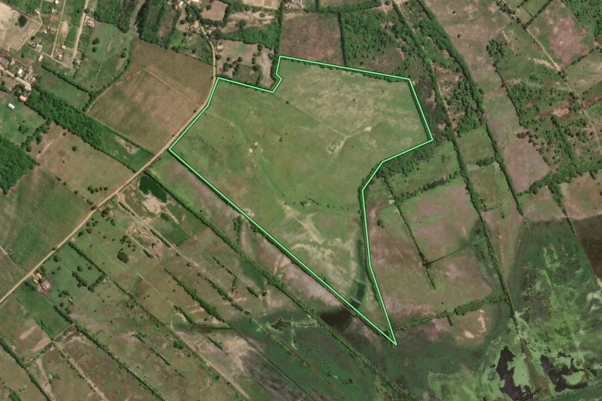 Imagem de satélite do imóvel rural em Campos dos Goytacazes (RJ), com o contorno declarado no CAR desenhado por cima.
