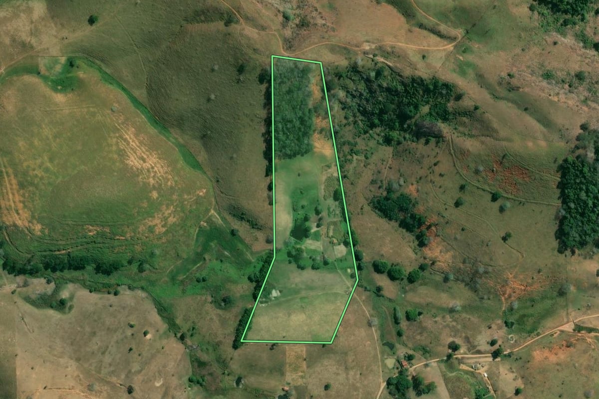 Imagem de satélite do imóvel rural em Campos dos Goytacazes (RJ), com o contorno declarado no CAR desenhado por cima.