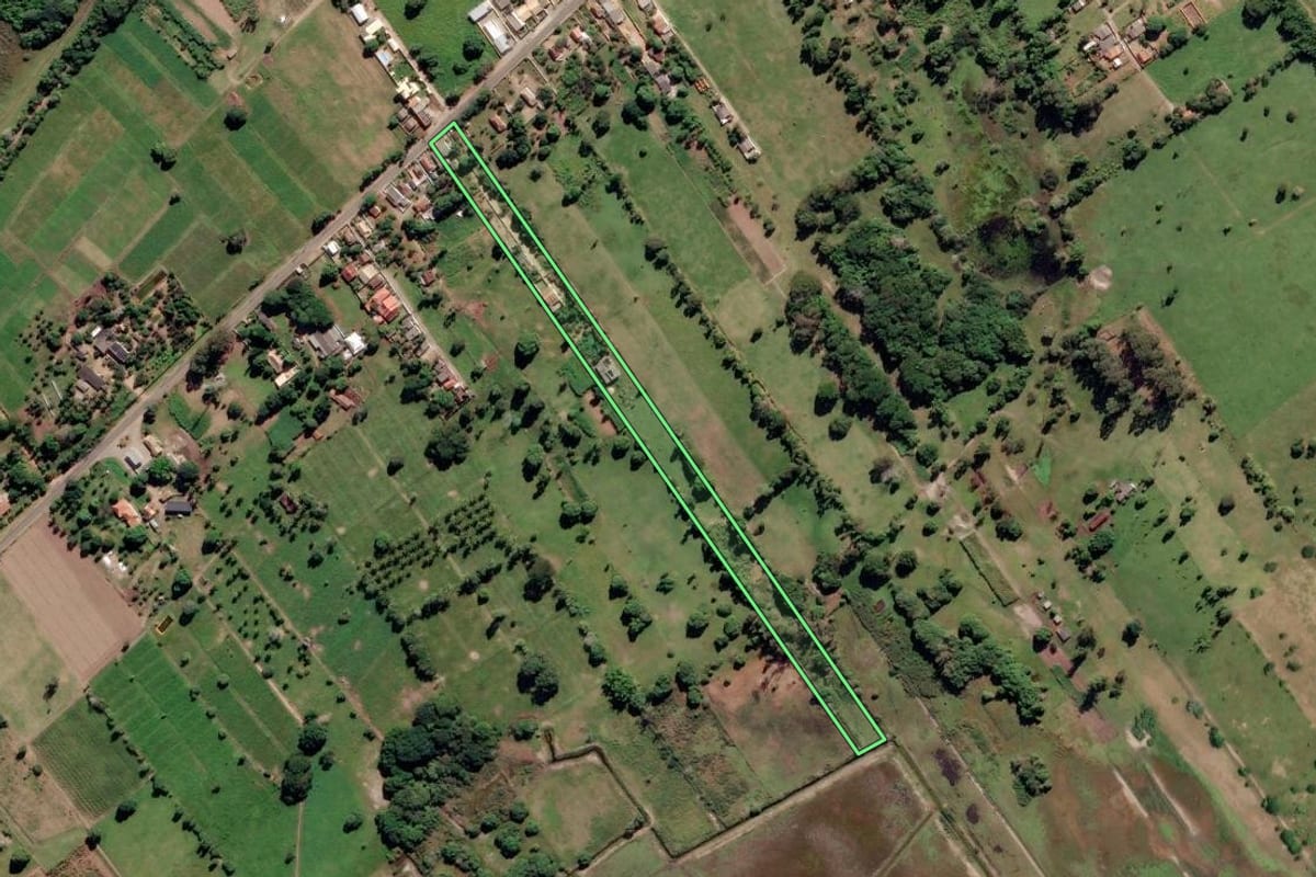 Imagem de satélite do imóvel rural em Campos dos Goytacazes (RJ), com o contorno declarado no CAR desenhado por cima.