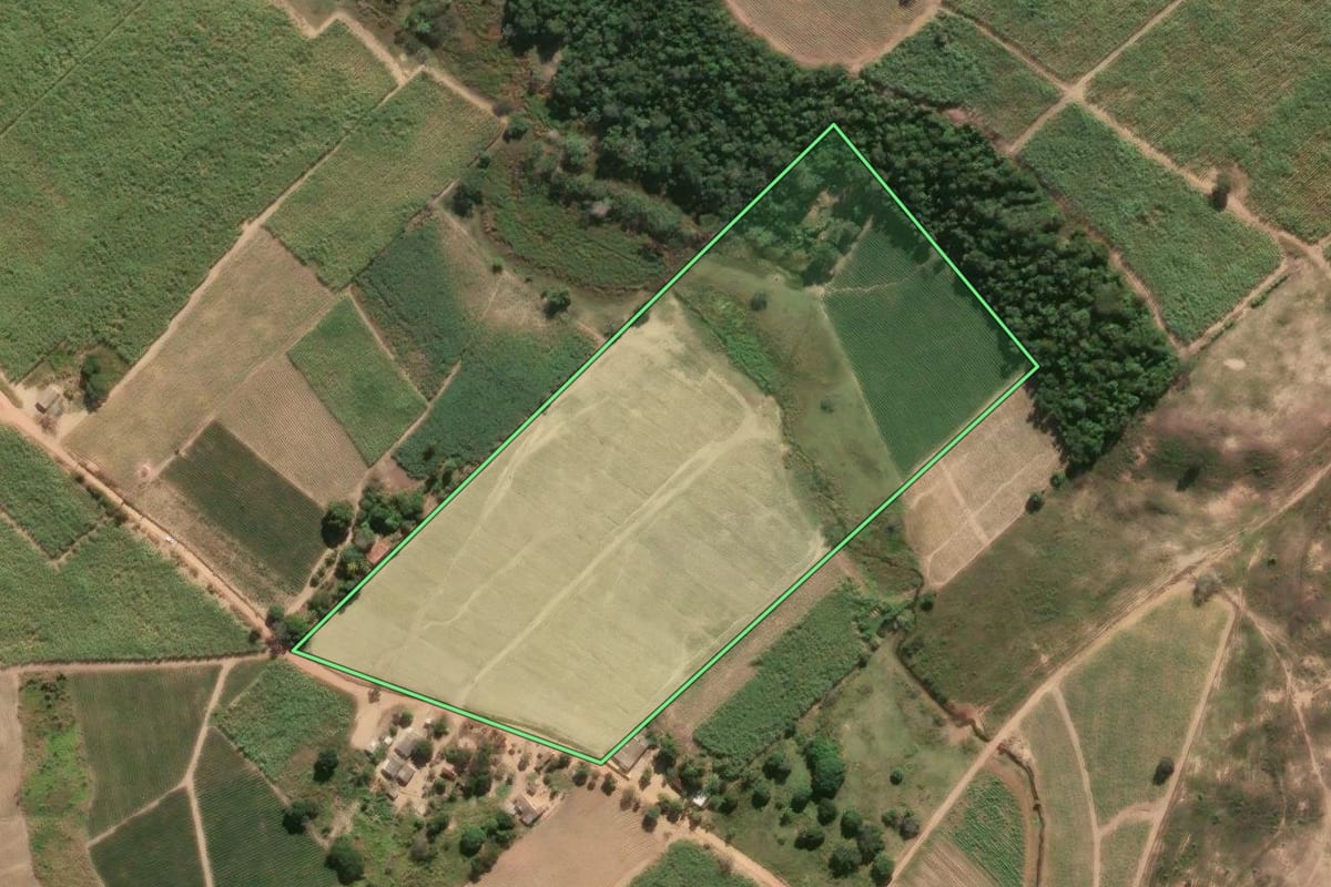 Imagem de satélite do imóvel rural em Campos dos Goytacazes (RJ), com o contorno declarado no CAR desenhado por cima.