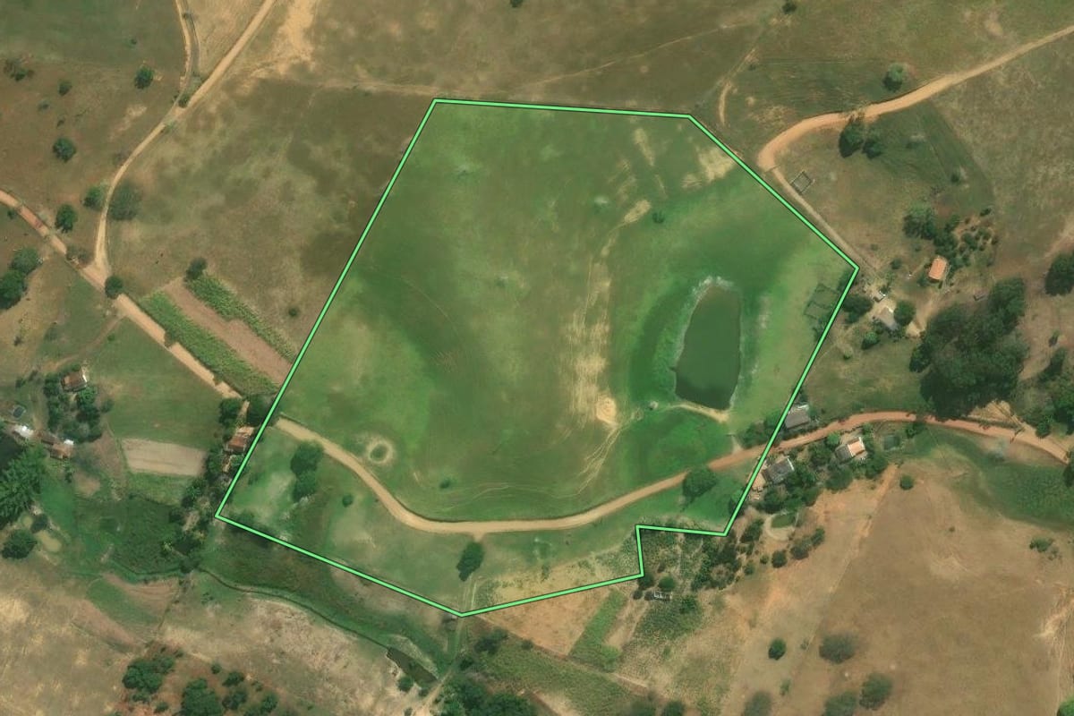 Imagem de satélite do imóvel rural em Campos dos Goytacazes (RJ), com o contorno declarado no CAR desenhado por cima.