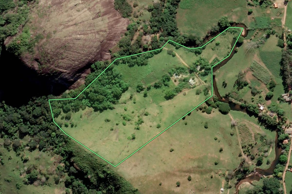 Imagem de satélite do imóvel rural em Campos dos Goytacazes (RJ), com o contorno declarado no CAR desenhado por cima.
