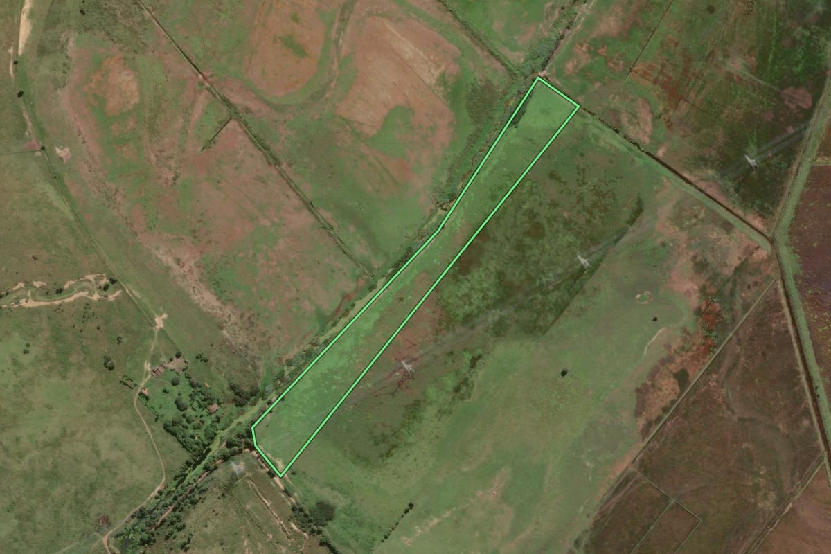 Imagem de satélite do imóvel rural em Campos dos Goytacazes (RJ), com o contorno declarado no CAR desenhado por cima.