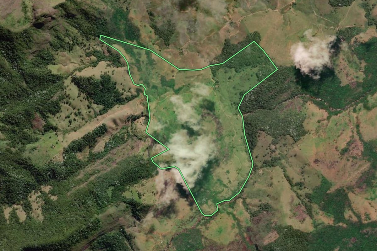 Imagem de satélite do imóvel rural em Campos dos Goytacazes (RJ), com o contorno declarado no CAR desenhado por cima.