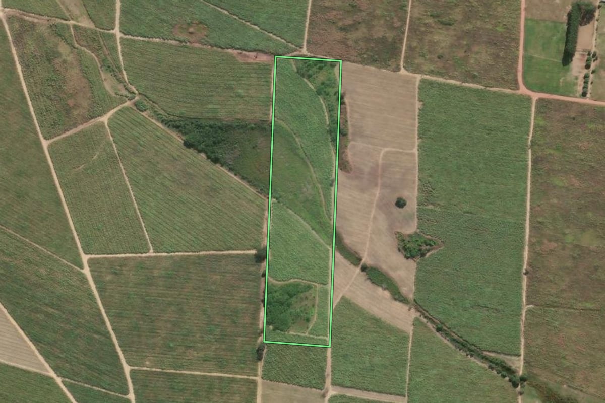 Imagem de satélite do imóvel rural em Campos dos Goytacazes (RJ), com o contorno declarado no CAR desenhado por cima.