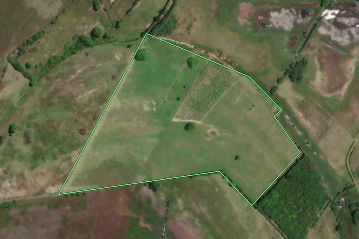 Imagem de satélite do imóvel rural em Campos dos Goytacazes (RJ), com o contorno declarado no CAR desenhado por cima.