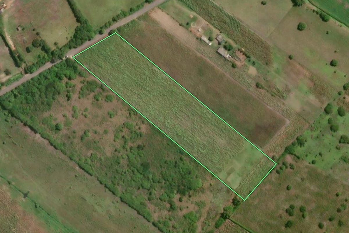Imagem de satélite do imóvel rural em Campos dos Goytacazes (RJ), com o contorno declarado no CAR desenhado por cima.