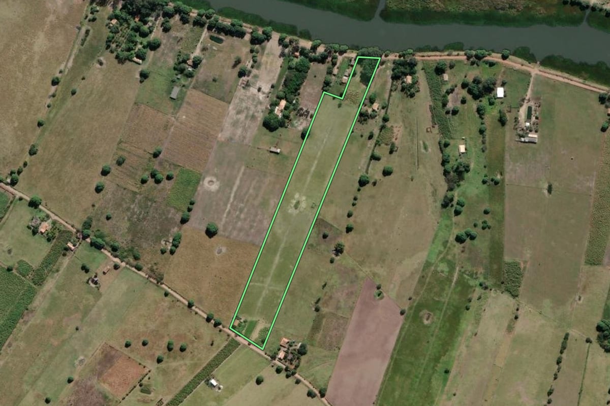 Imagem de satélite do imóvel rural em Campos dos Goytacazes (RJ), com o contorno declarado no CAR desenhado por cima.