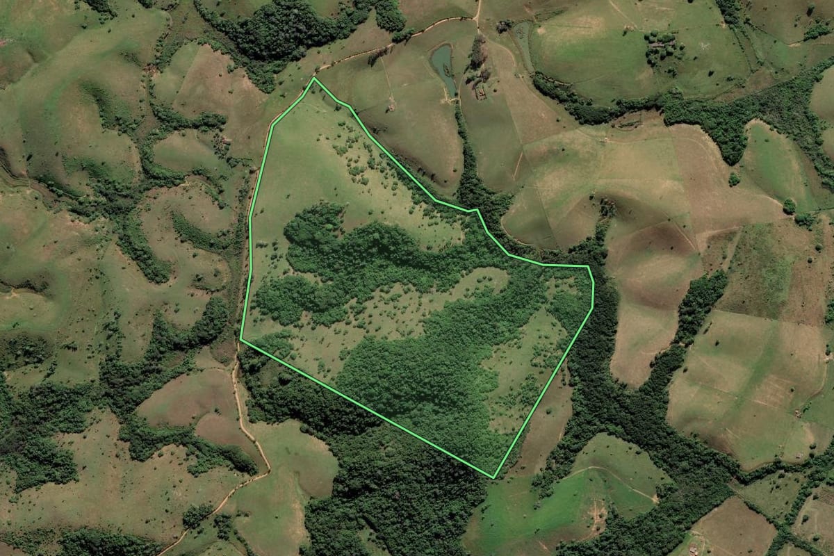 Imagem de satélite do imóvel rural em Campos dos Goytacazes (RJ), com o contorno declarado no CAR desenhado por cima.