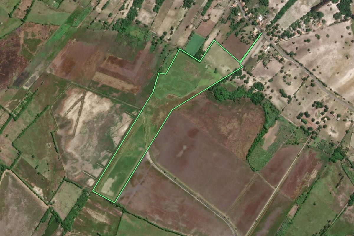 Imagem de satélite do imóvel rural em Campos dos Goytacazes (RJ), com o contorno declarado no CAR desenhado por cima.