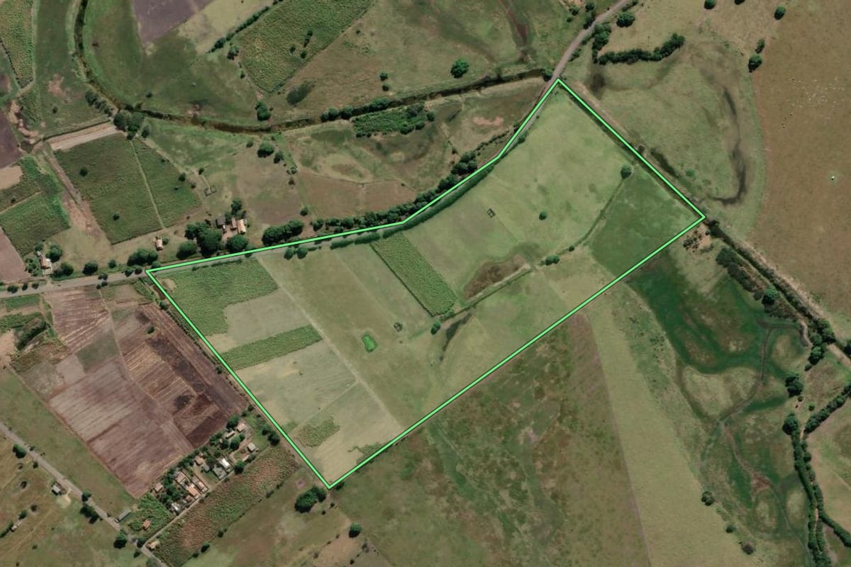 Imagem de satélite do imóvel rural em Campos dos Goytacazes (RJ), com o contorno declarado no CAR desenhado por cima.