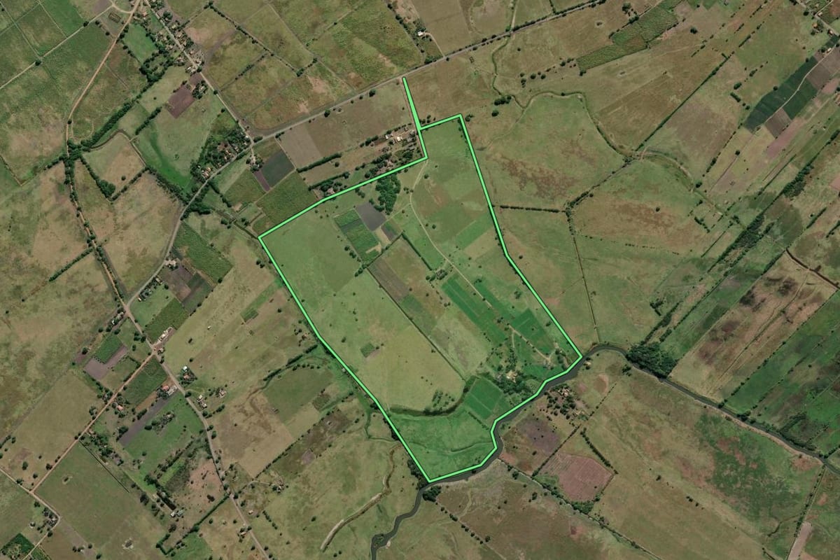 Imagem de satélite do imóvel rural em Campos dos Goytacazes (RJ), com o contorno declarado no CAR desenhado por cima.