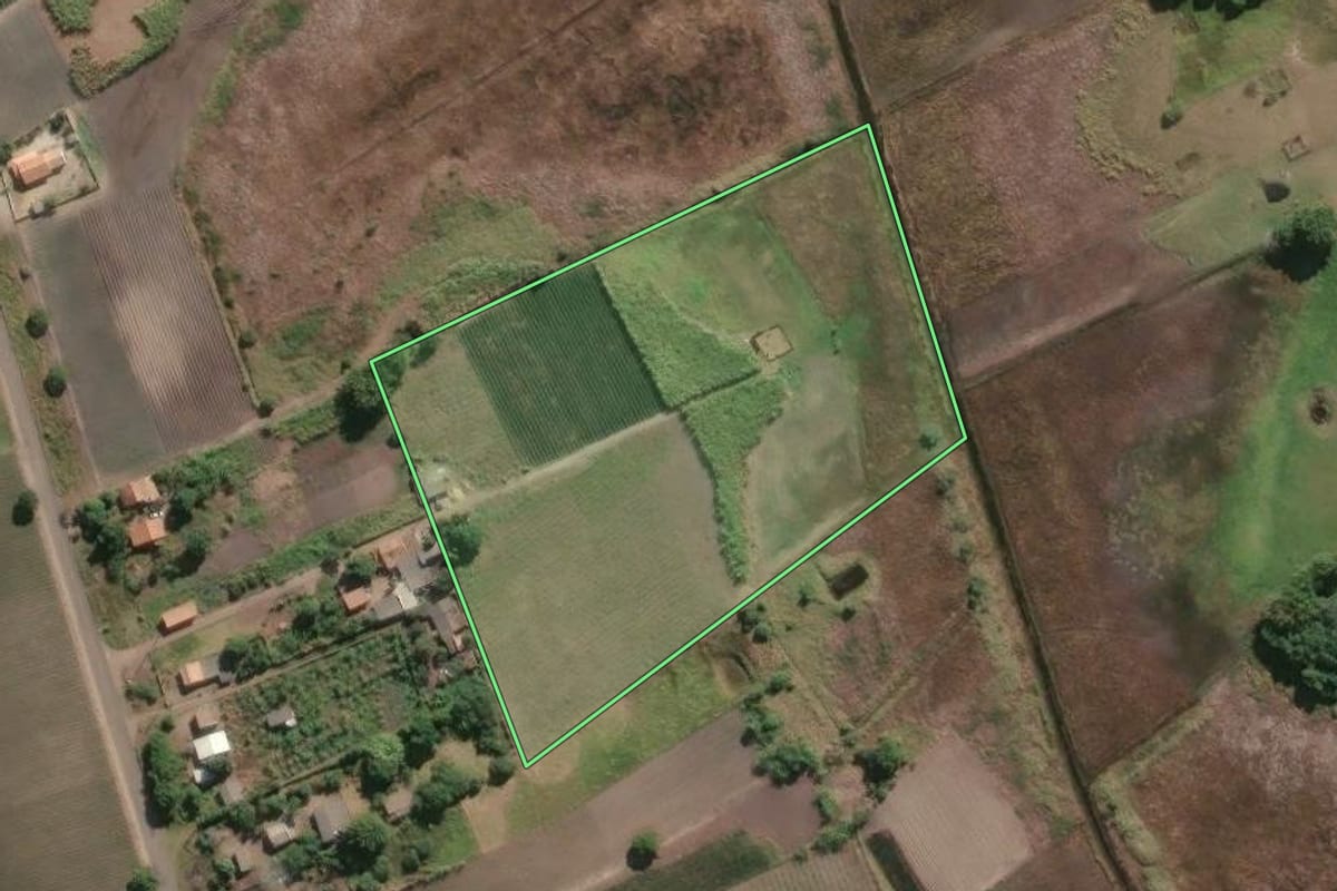 Imagem de satélite do imóvel rural em Campos dos Goytacazes (RJ), com o contorno declarado no CAR desenhado por cima.