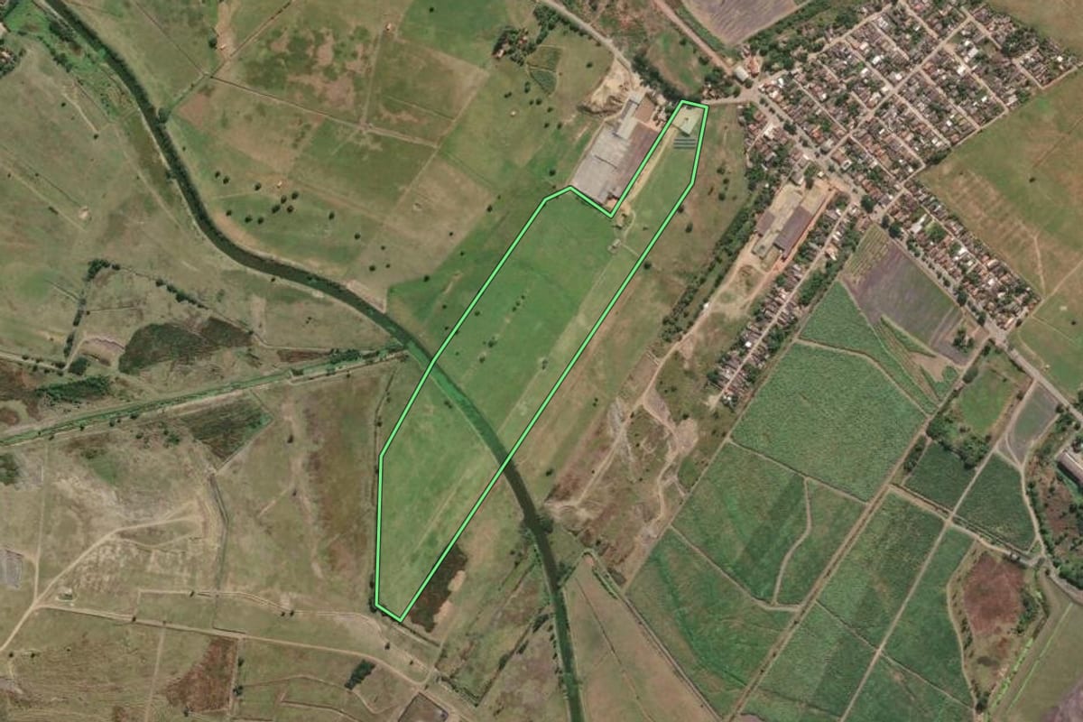 Imagem de satélite do imóvel rural em Campos dos Goytacazes (RJ), com o contorno declarado no CAR desenhado por cima.