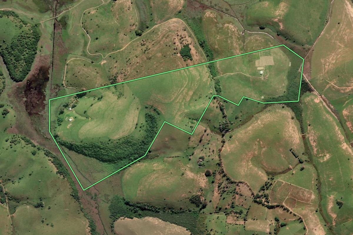 Imagem de satélite do imóvel rural em Campos dos Goytacazes (RJ), com o contorno declarado no CAR desenhado por cima.