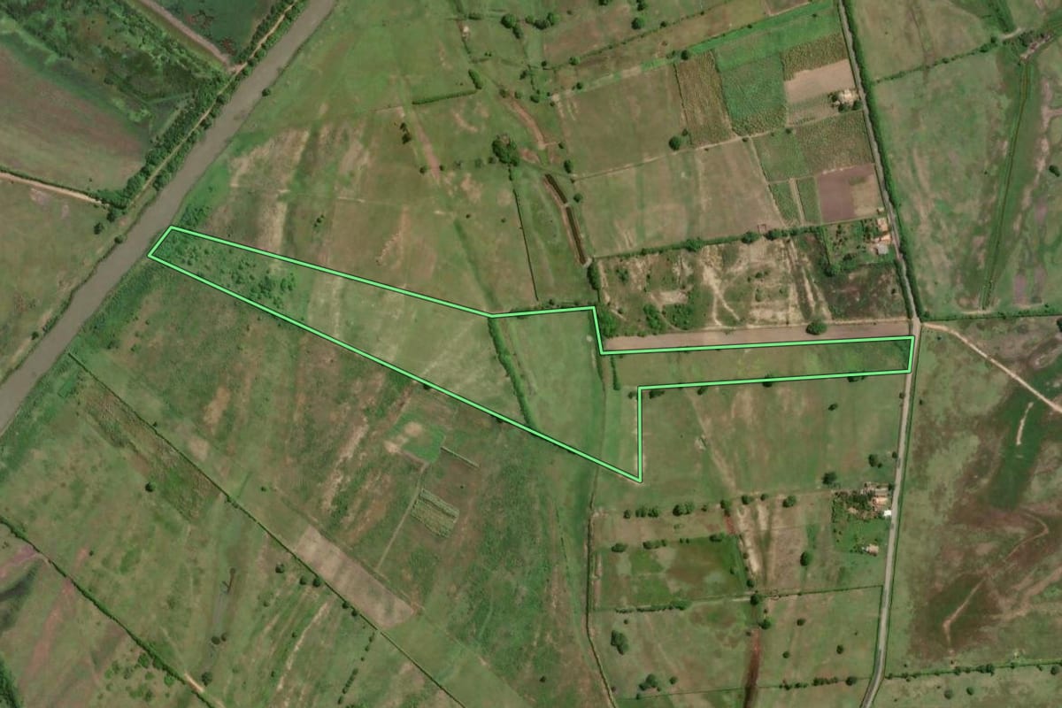 Imagem de satélite do imóvel rural em Campos dos Goytacazes (RJ), com o contorno declarado no CAR desenhado por cima.