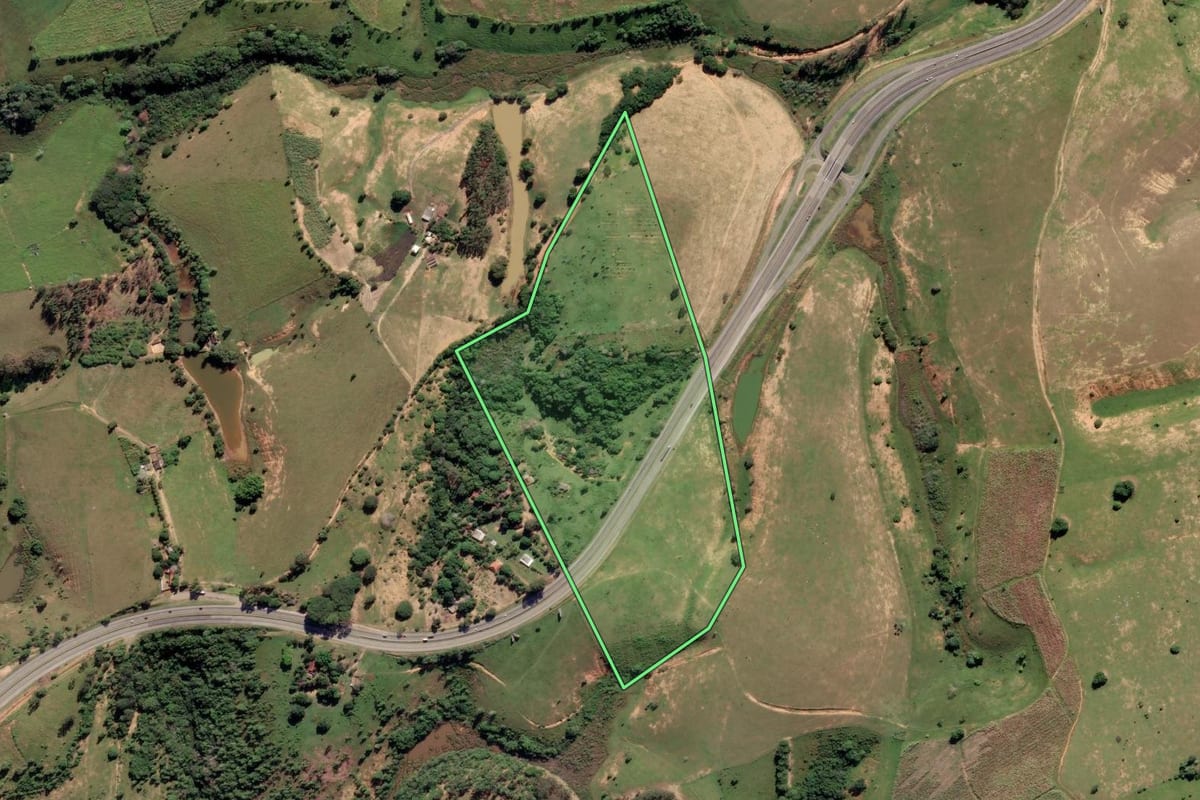 Imagem de satélite do imóvel rural em Campos dos Goytacazes (RJ), com o contorno declarado no CAR desenhado por cima.