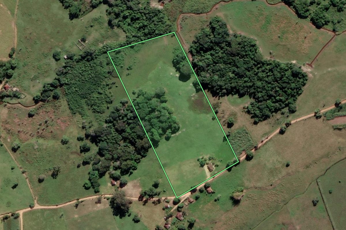 Imagem de satélite do imóvel rural em Campos dos Goytacazes (RJ), com o contorno declarado no CAR desenhado por cima.