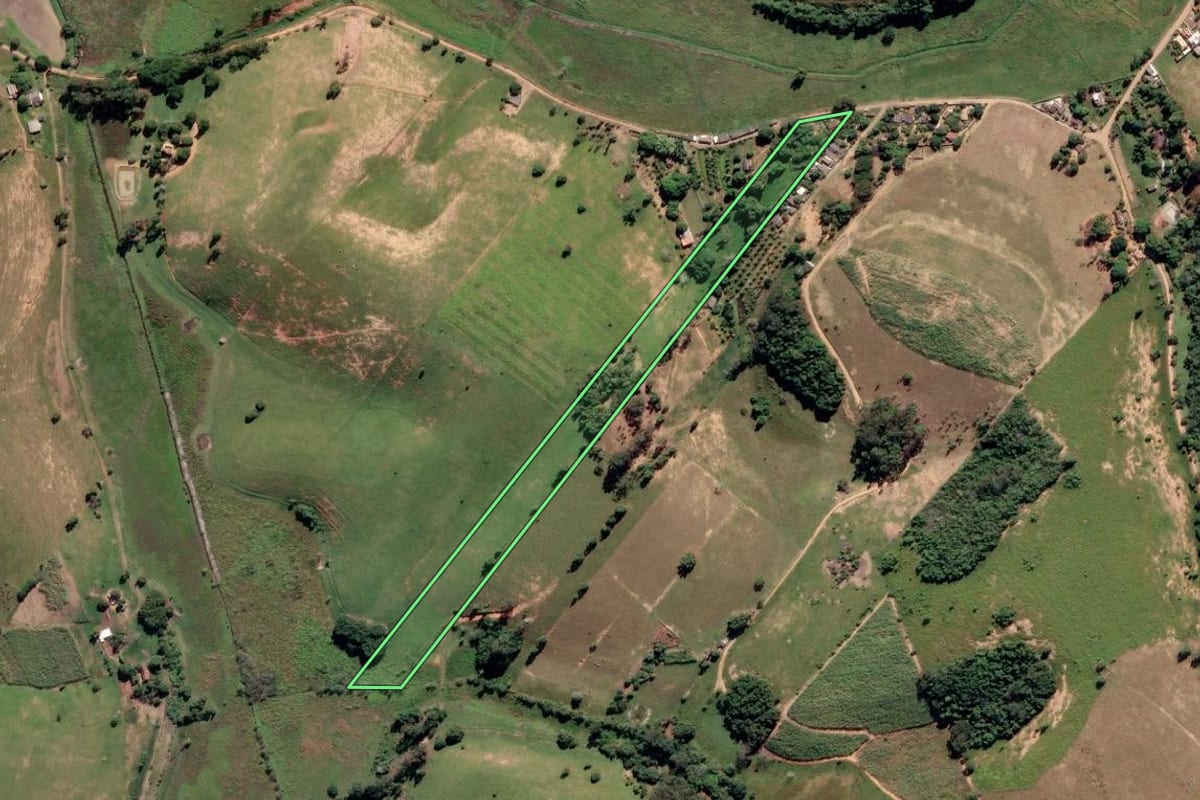 Imagem de satélite do imóvel rural em Campos dos Goytacazes (RJ), com o contorno declarado no CAR desenhado por cima.