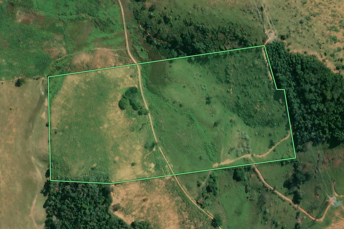 Imagem de satélite do imóvel rural em Campos dos Goytacazes (RJ), com o contorno declarado no CAR desenhado por cima.