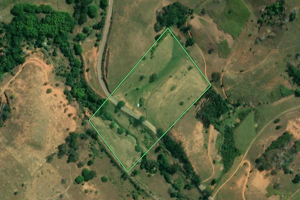Imagem de satélite do imóvel rural em Campos dos Goytacazes (RJ), com o contorno declarado no CAR desenhado por cima.
