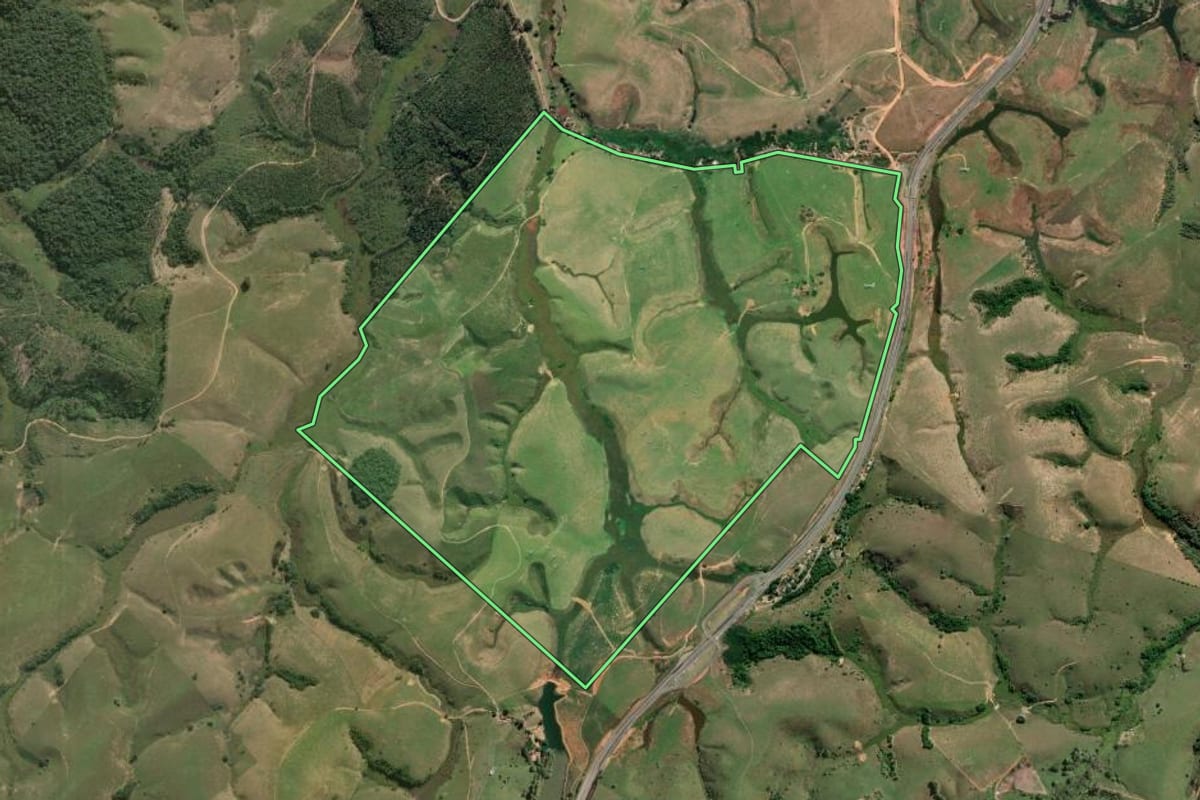 Imagem de satélite do imóvel rural em Campos dos Goytacazes (RJ), com o contorno declarado no CAR desenhado por cima.