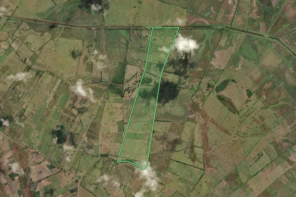 Imagem de satélite do imóvel rural em Campos dos Goytacazes (RJ), com o contorno declarado no CAR desenhado por cima.