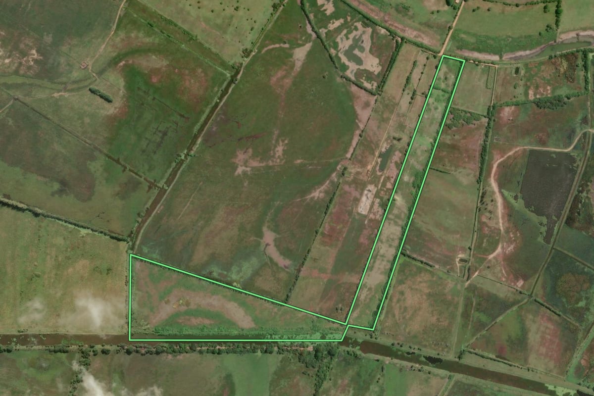 Imagem de satélite do imóvel rural em Campos dos Goytacazes (RJ), com o contorno declarado no CAR desenhado por cima.