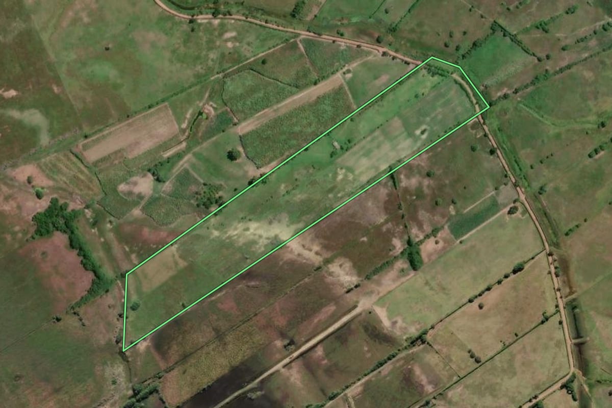 Imagem de satélite do imóvel rural em Campos dos Goytacazes (RJ), com o contorno declarado no CAR desenhado por cima.