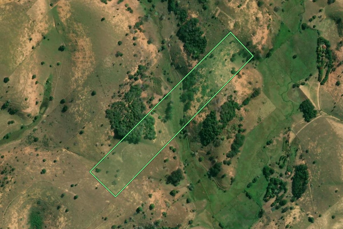 Imagem de satélite do imóvel rural em Campos dos Goytacazes (RJ), com o contorno declarado no CAR desenhado por cima.
