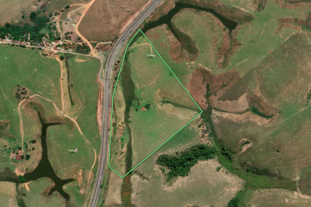 Imagem de satélite do imóvel rural em Campos dos Goytacazes (RJ), com o contorno declarado no CAR desenhado por cima.