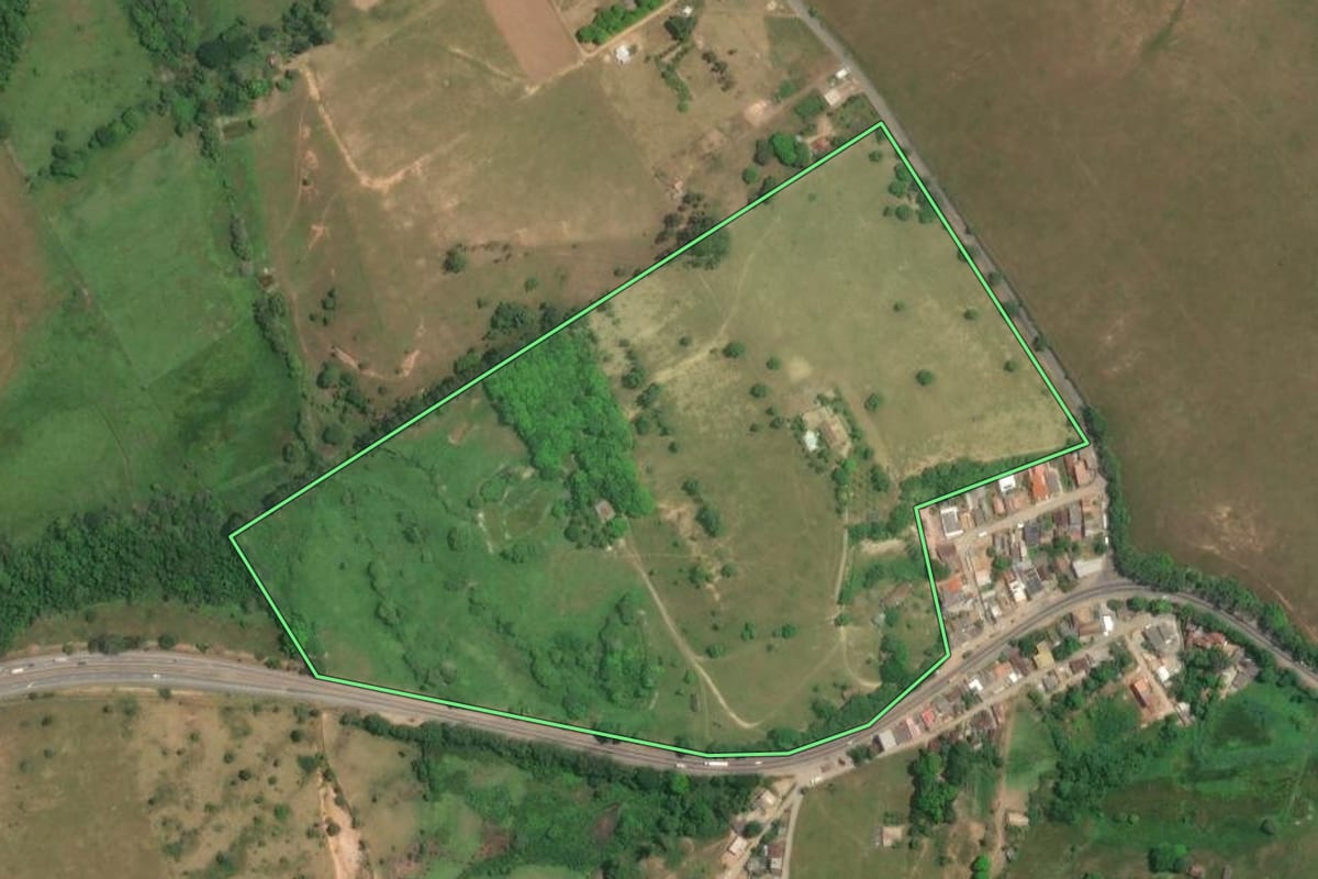 Imagem de satélite do imóvel rural em Campos dos Goytacazes (RJ), com o contorno declarado no CAR desenhado por cima.