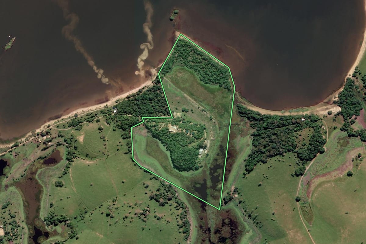 Imagem de satélite do imóvel rural em Campos dos Goytacazes (RJ), com o contorno declarado no CAR desenhado por cima.