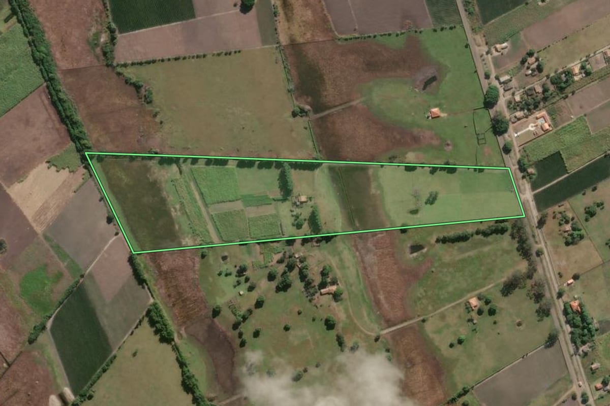 Imagem de satélite do imóvel rural em Campos dos Goytacazes (RJ), com o contorno declarado no CAR desenhado por cima.