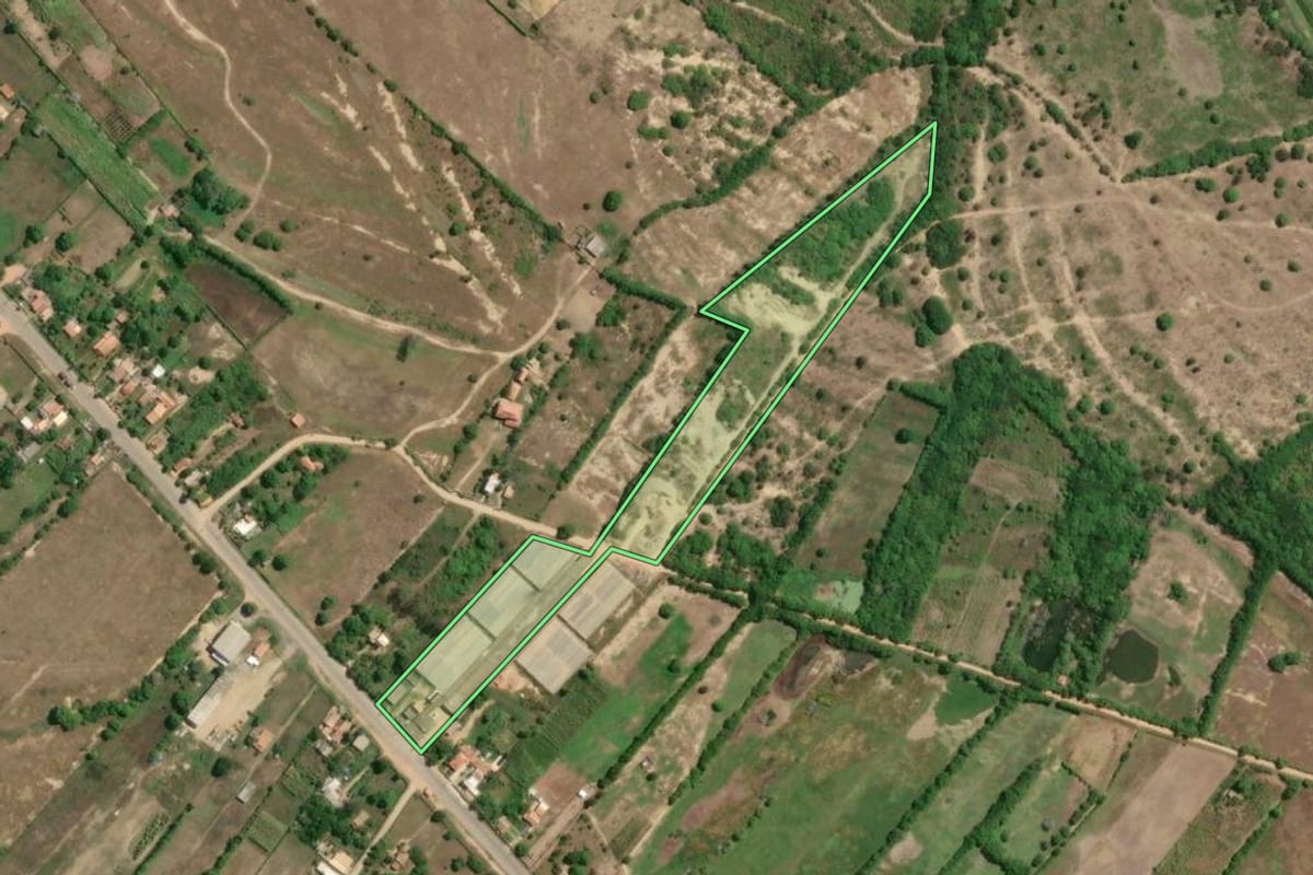 Imagem de satélite do imóvel rural em Campos dos Goytacazes (RJ), com o contorno declarado no CAR desenhado por cima.