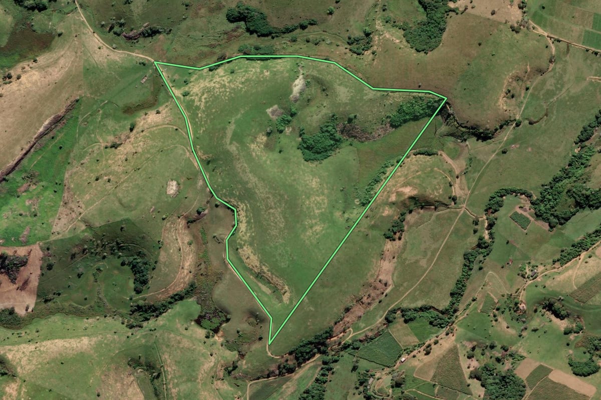 Imagem de satélite do imóvel rural em Campos dos Goytacazes (RJ), com o contorno declarado no CAR desenhado por cima.