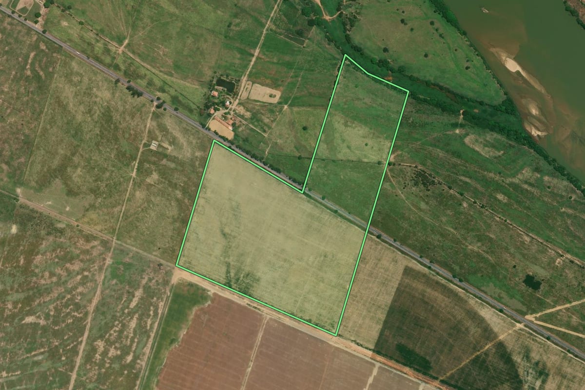 Imagem de satélite do imóvel rural em Campos dos Goytacazes (RJ), com o contorno declarado no CAR desenhado por cima.