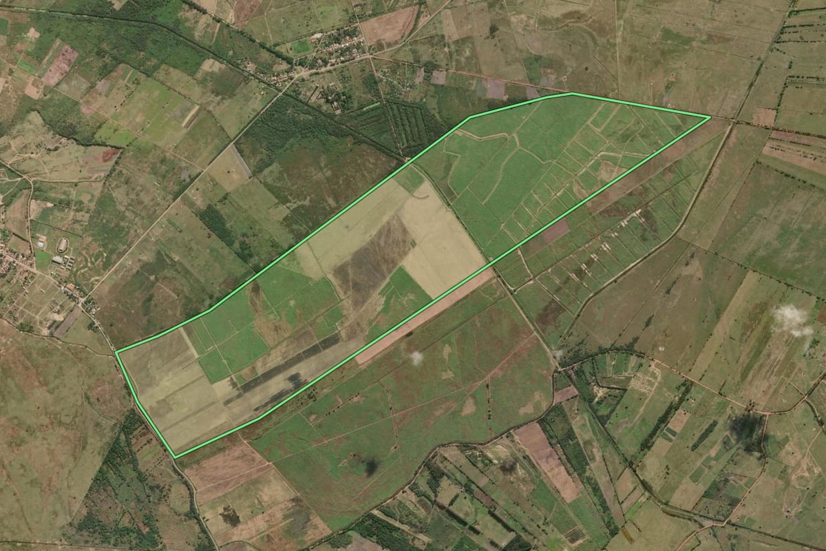 Imagem de satélite do imóvel rural em Campos dos Goytacazes (RJ), com o contorno declarado no CAR desenhado por cima.