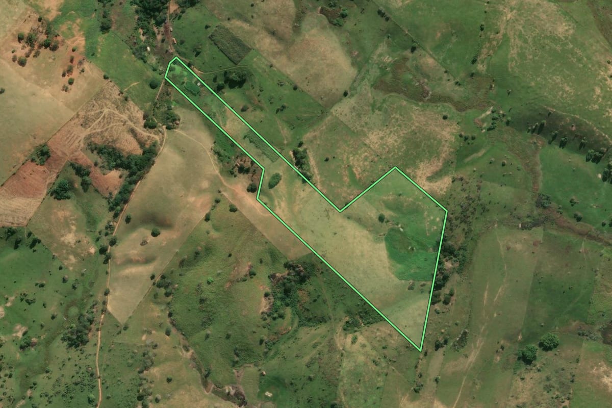 Imagem de satélite do imóvel rural em Campos dos Goytacazes (RJ), com o contorno declarado no CAR desenhado por cima.