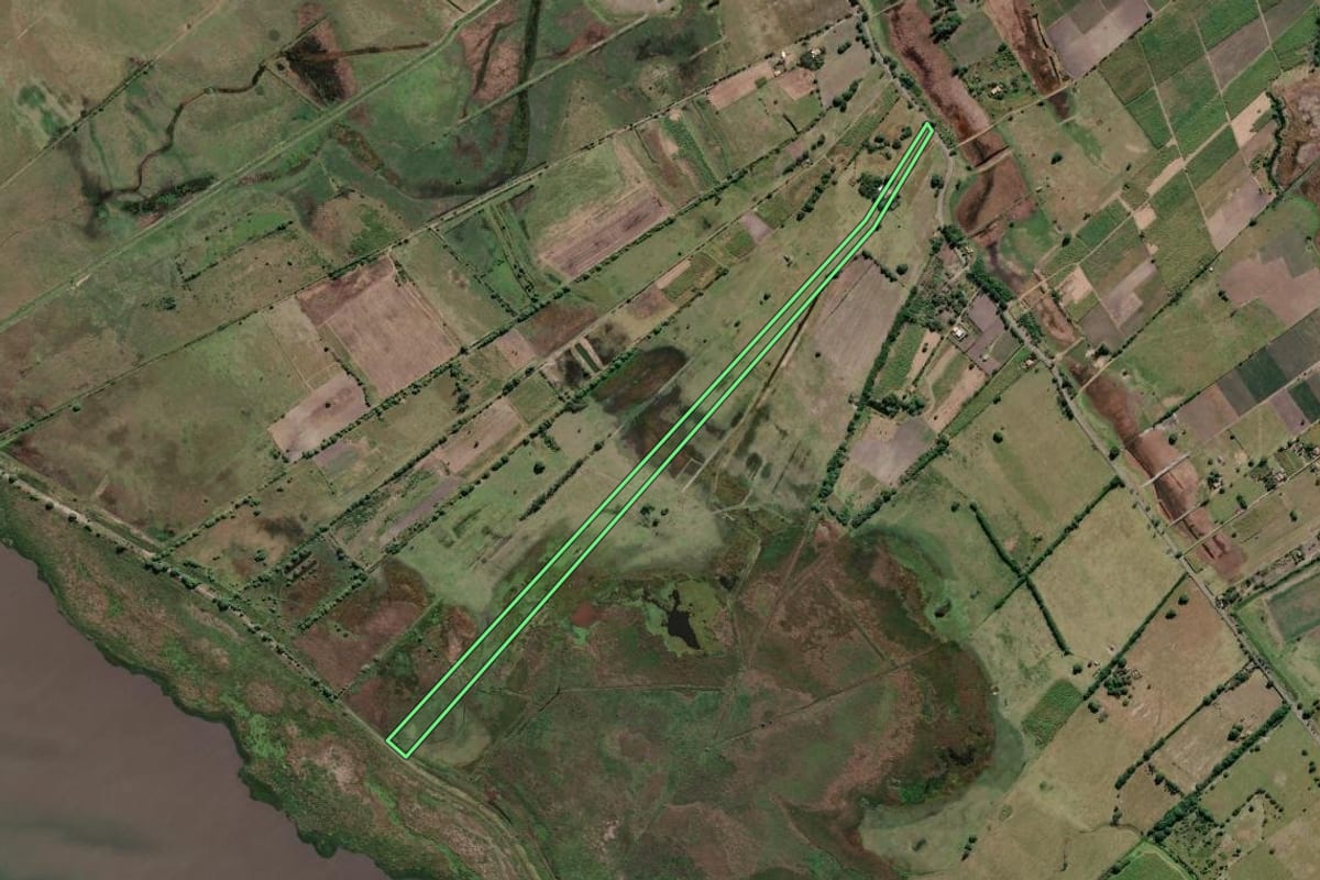 Imagem de satélite do imóvel rural em Campos dos Goytacazes (RJ), com o contorno declarado no CAR desenhado por cima.