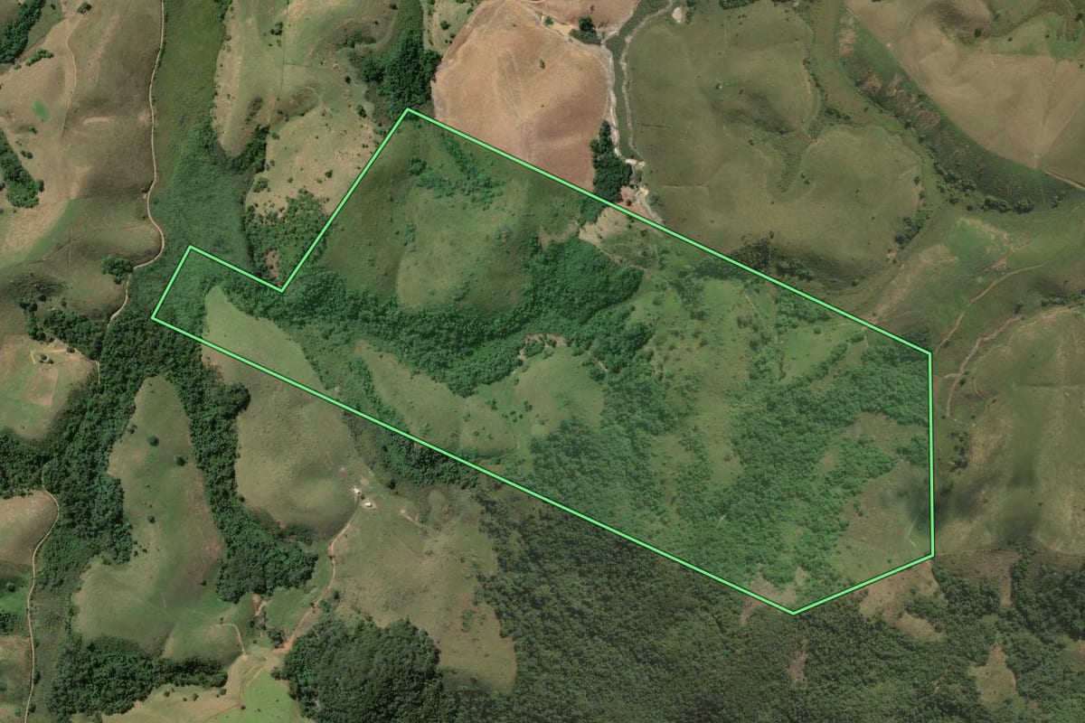 Imagem de satélite do imóvel rural em Campos dos Goytacazes (RJ), com o contorno declarado no CAR desenhado por cima.